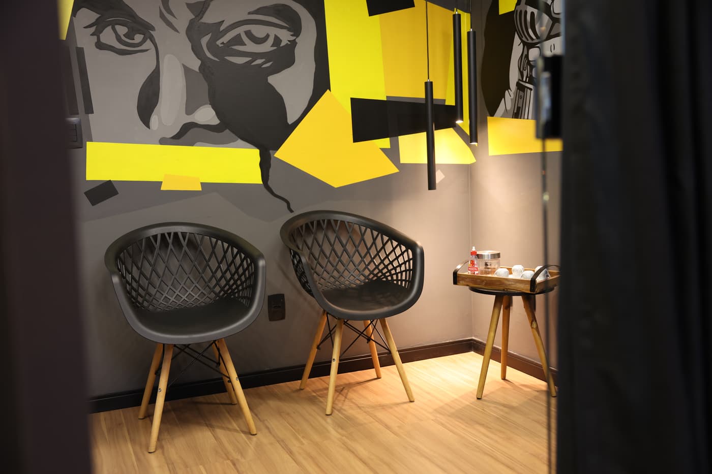 Lounge criativo da POCT com mural grafite