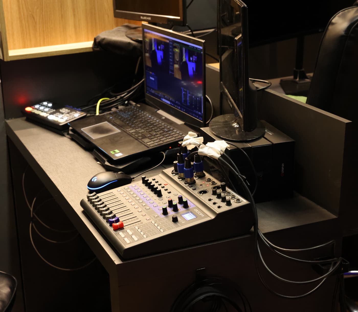 Régie da POCT com mesa de som e switcher de corte