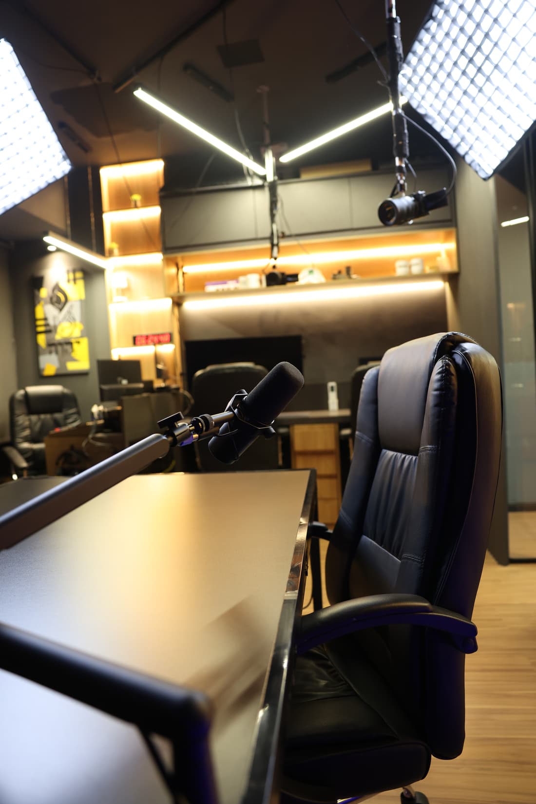 Set de gravação da POCT com microfone suspenso e luz quente